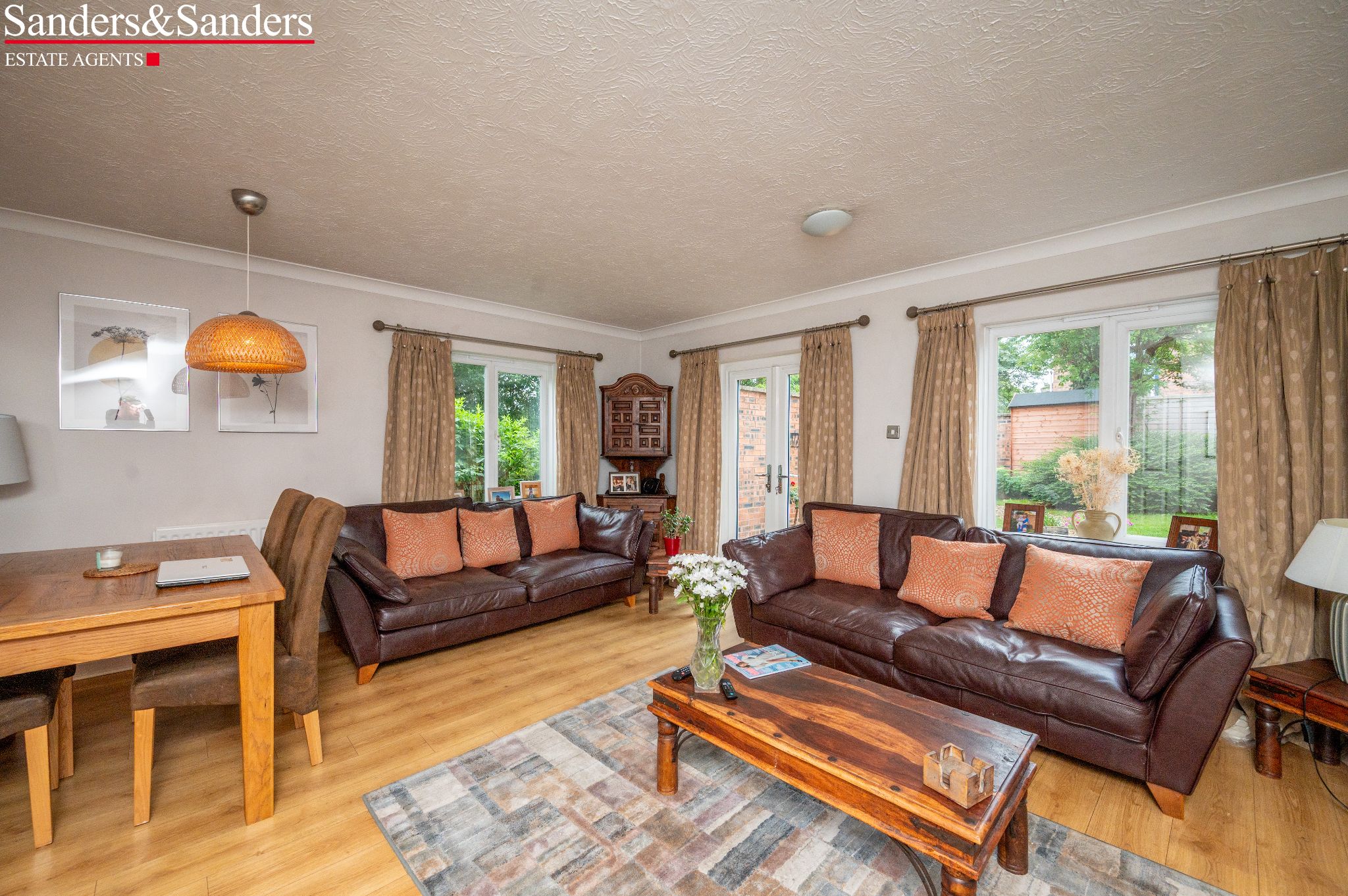 3 bedroom end terraced house For Sale Alcester - Photograph 2