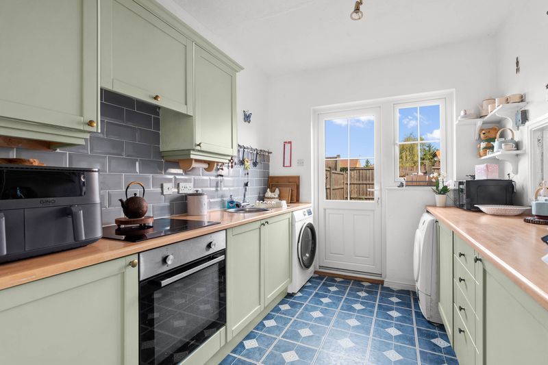 2 bedroom mid terraced house For Sale Alcester - Photograph 4