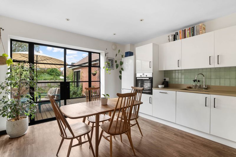 3 bedroom semi-detached house For Sale in Bidford-on-avon, Alcester - Photograph 5
