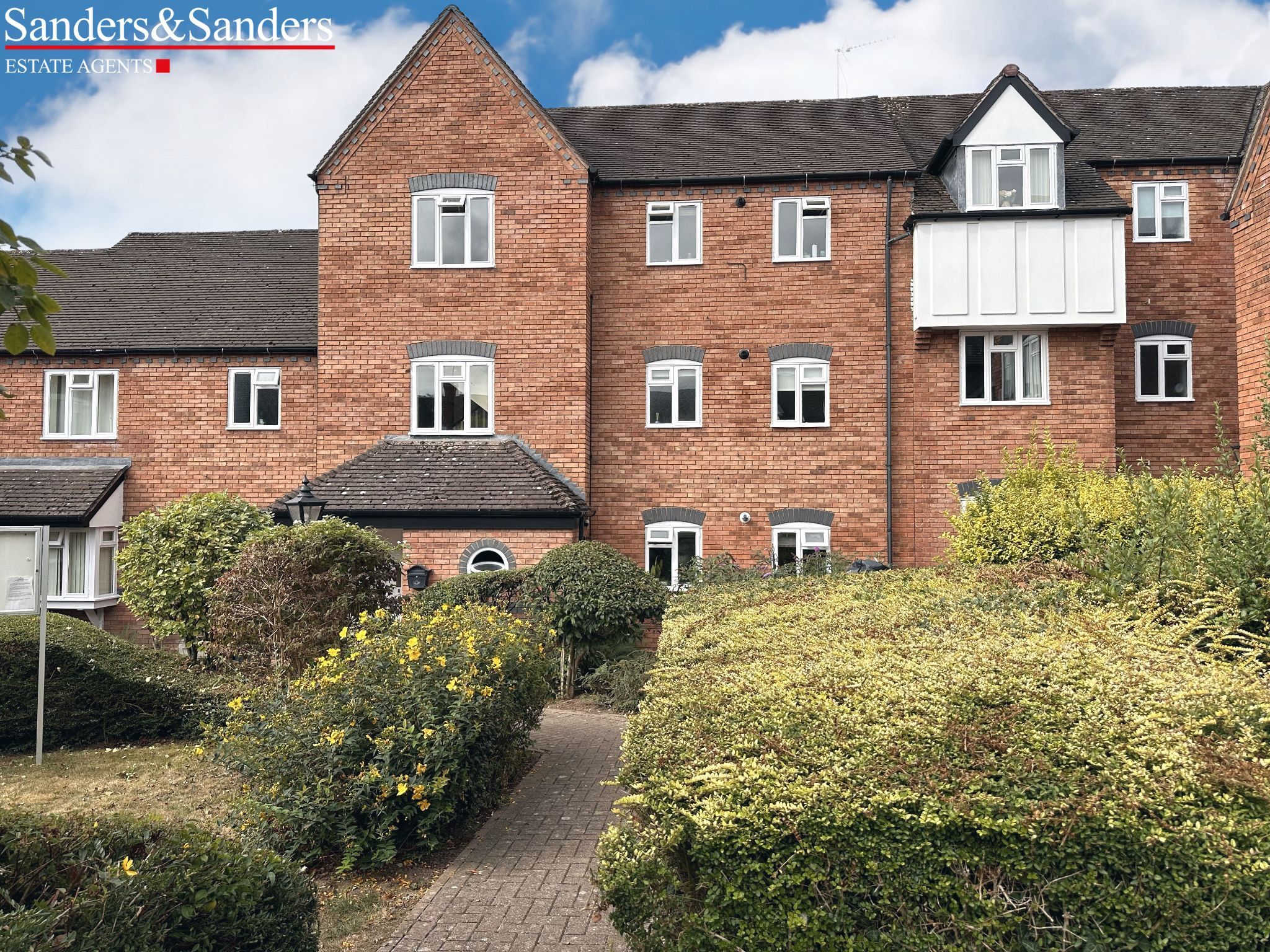 2 bedroom apartment flat/apartment To Let Alcester - Photograph 1