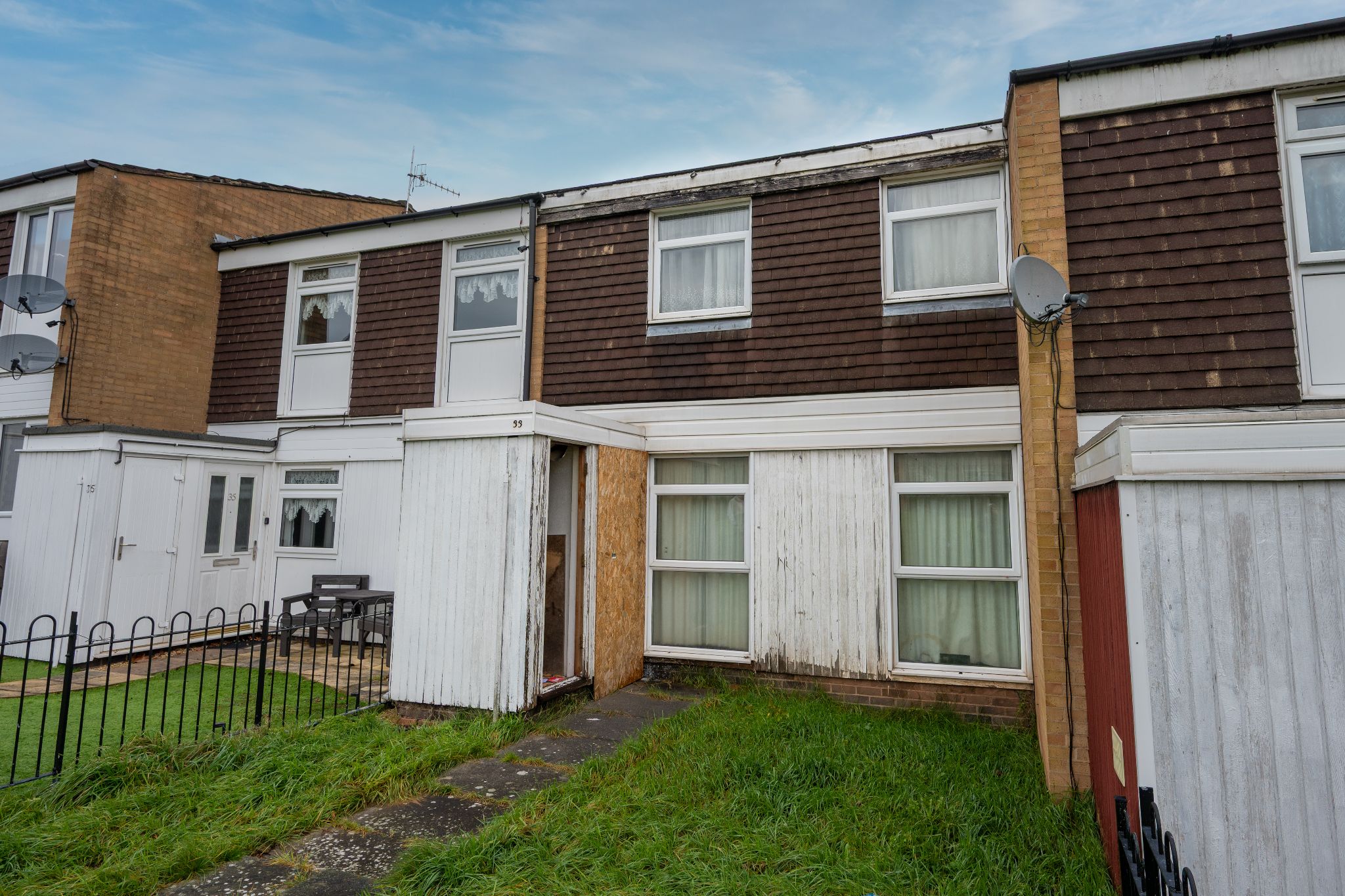 3 bedroom mid terraced house For Sale Droitwich - Photograph 1