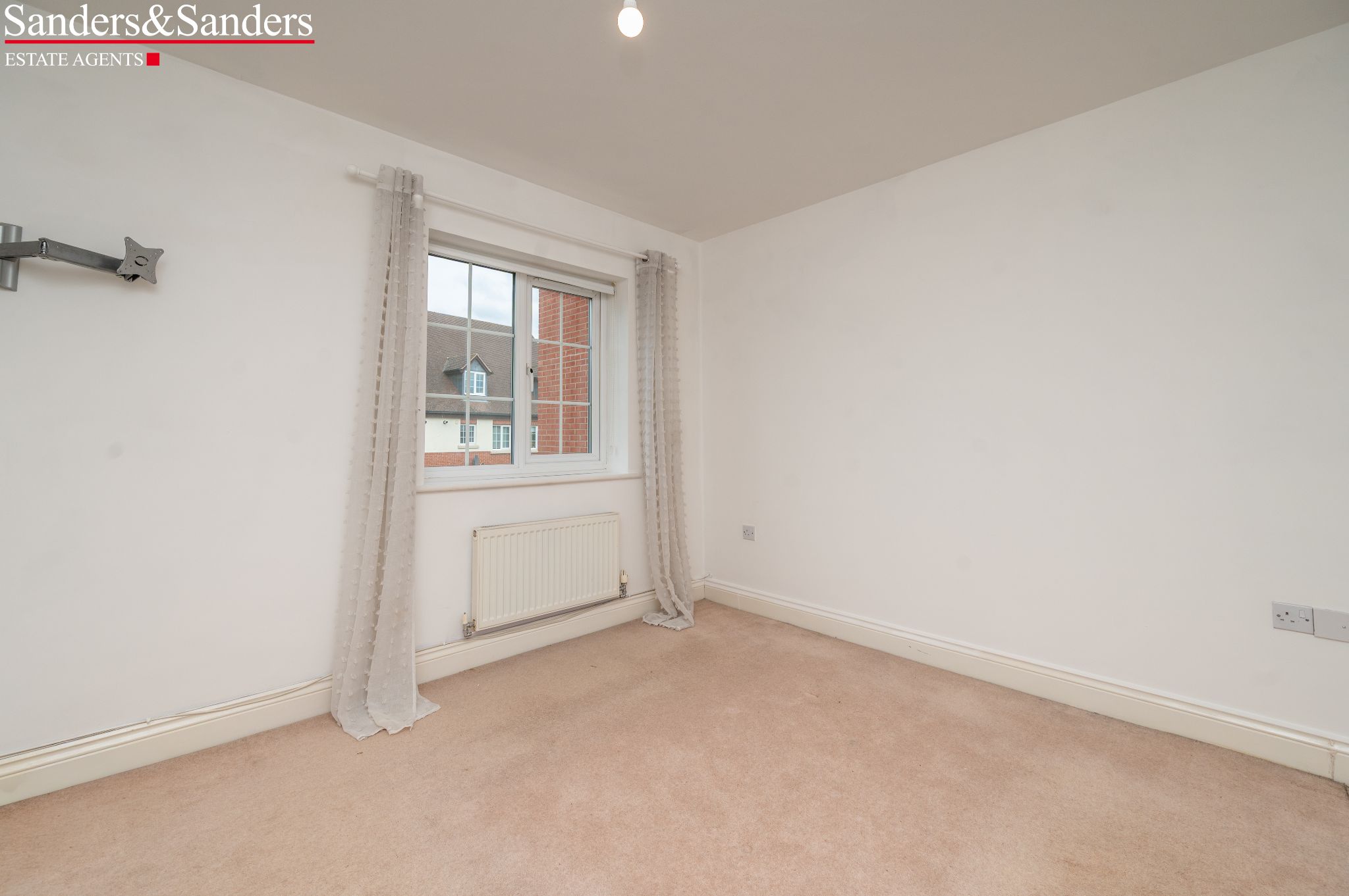 3 bedroom semi-detached house For Sale Alcester - Photograph 12