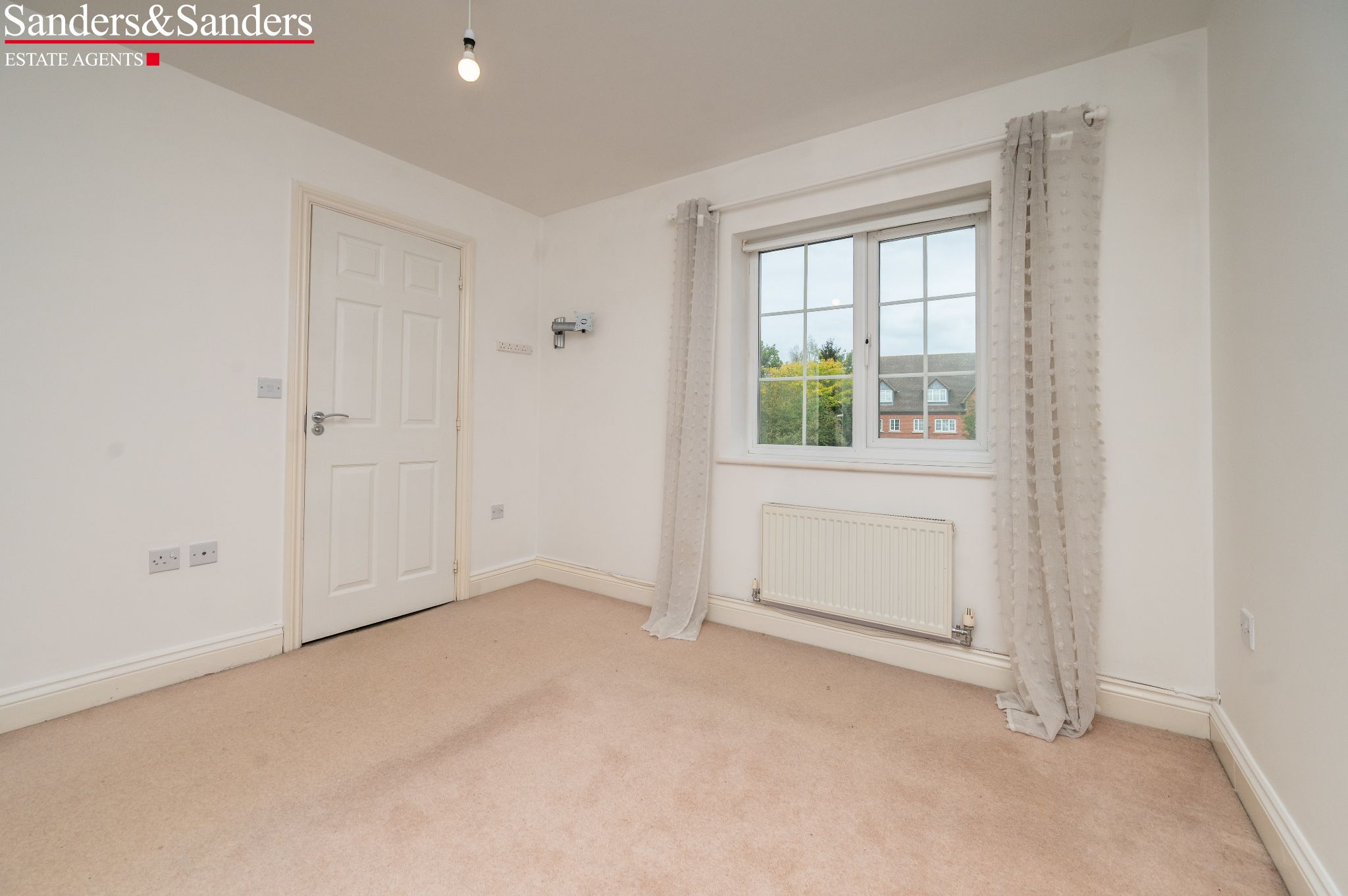 3 bedroom semi-detached house For Sale Alcester - Photograph 11