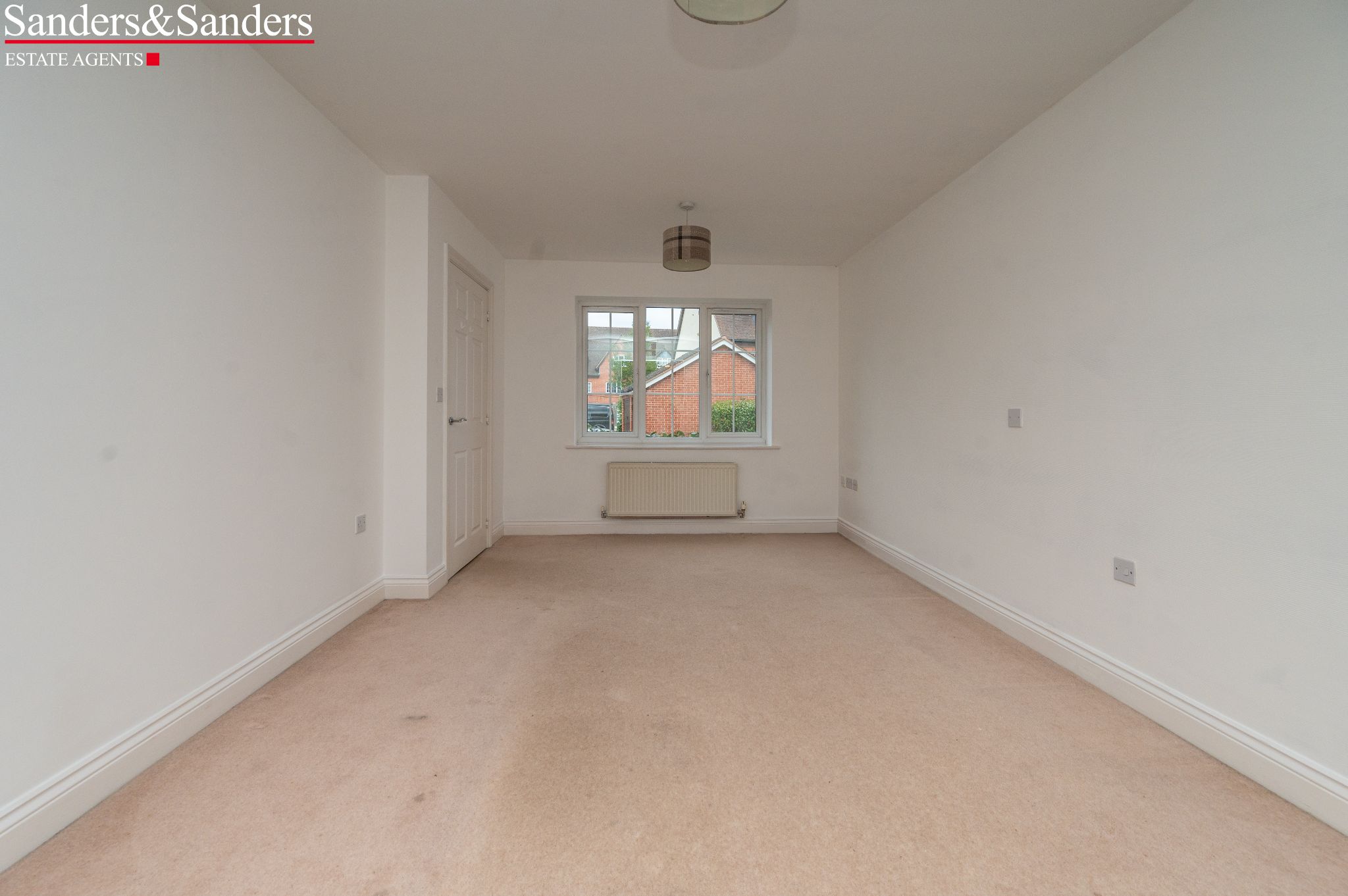 3 bedroom semi-detached house For Sale Alcester - Photograph 6
