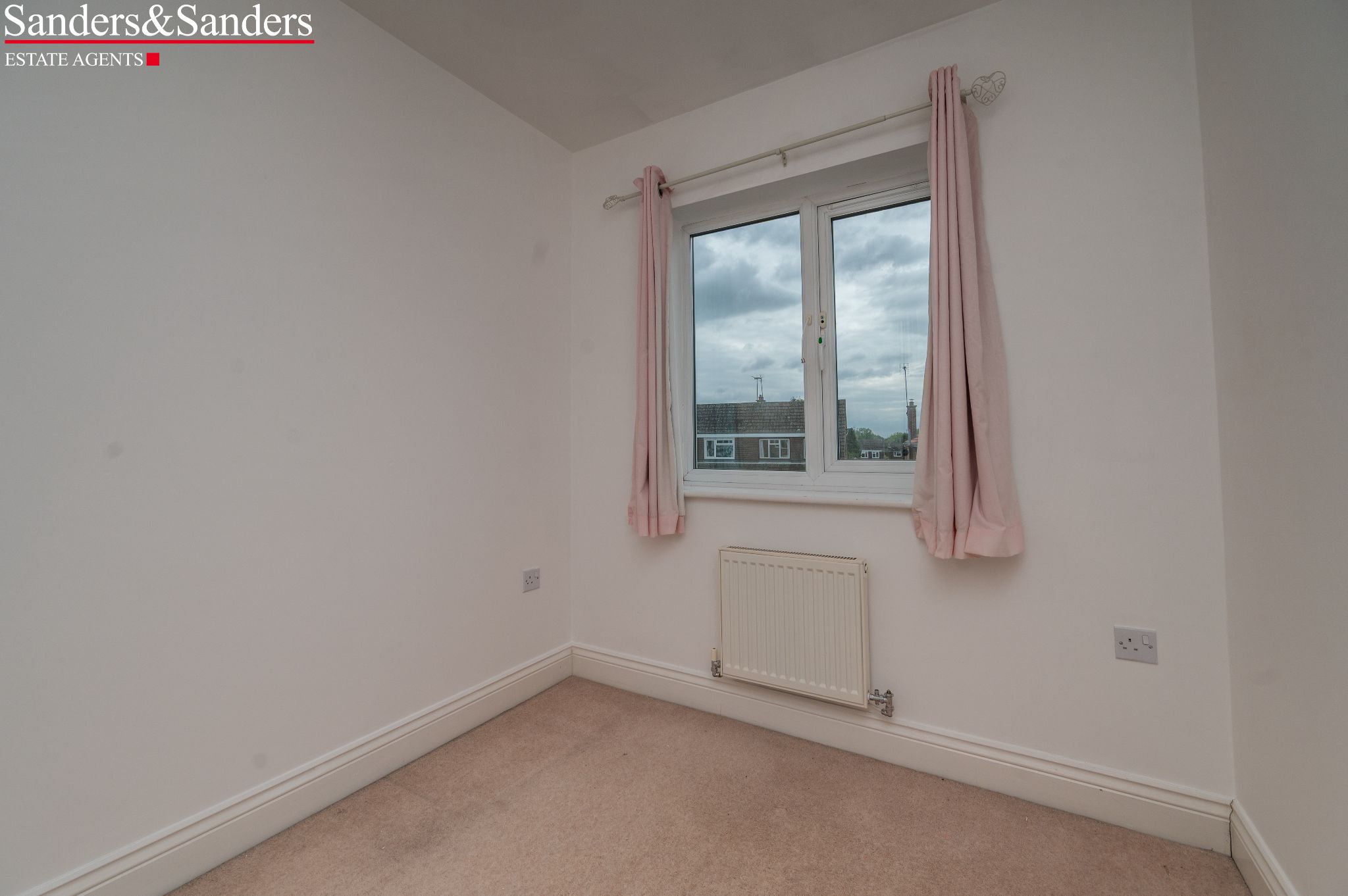 3 bedroom semi-detached house For Sale Alcester - Photograph 16