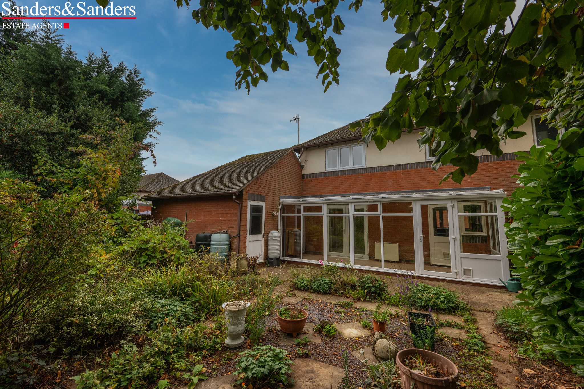 2 bedroom semi-detached house For Sale in Salford Priors, Evesham - Photograph 2
