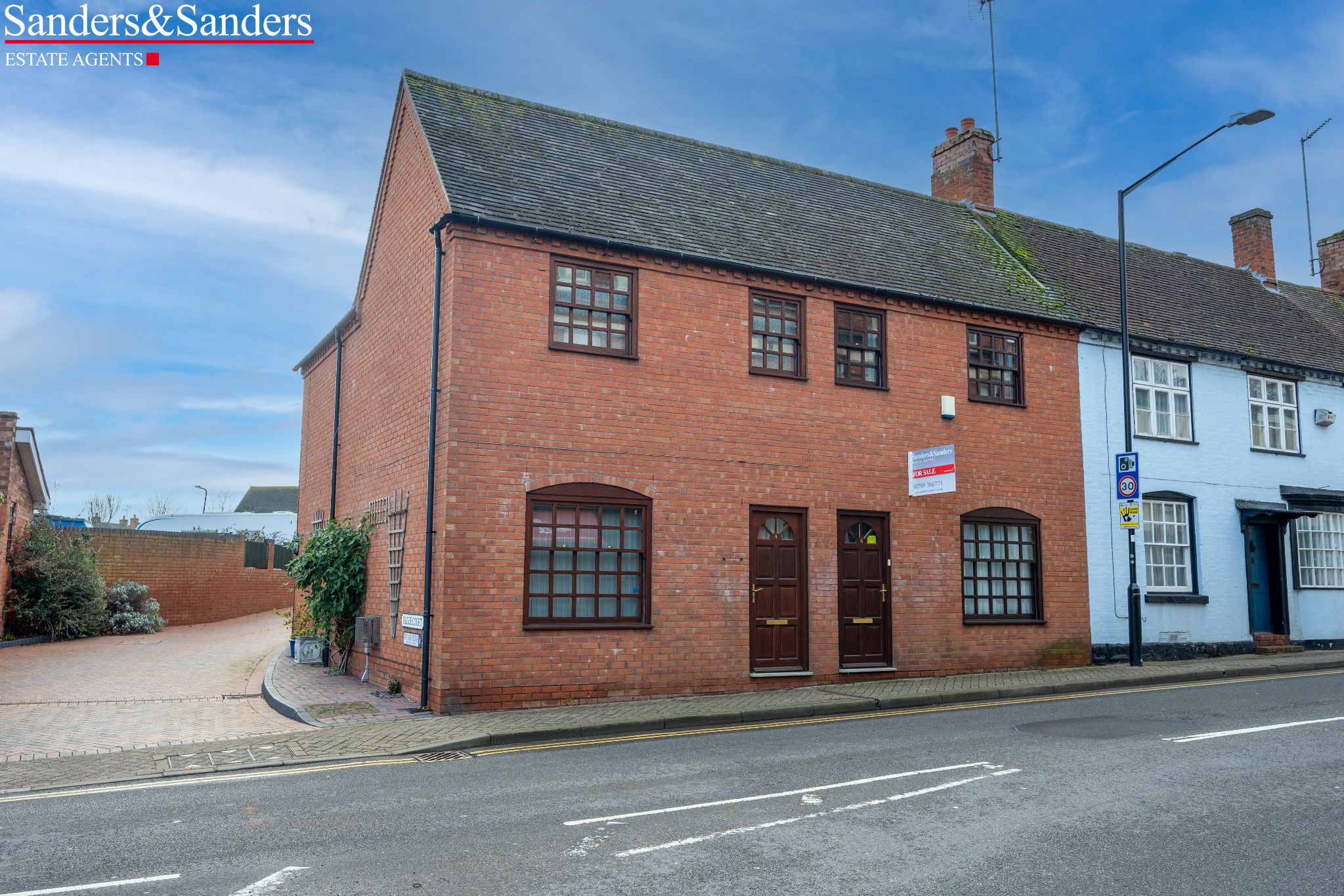 3 bedroom mid terraced house For Sale Alcester - Photograph 1