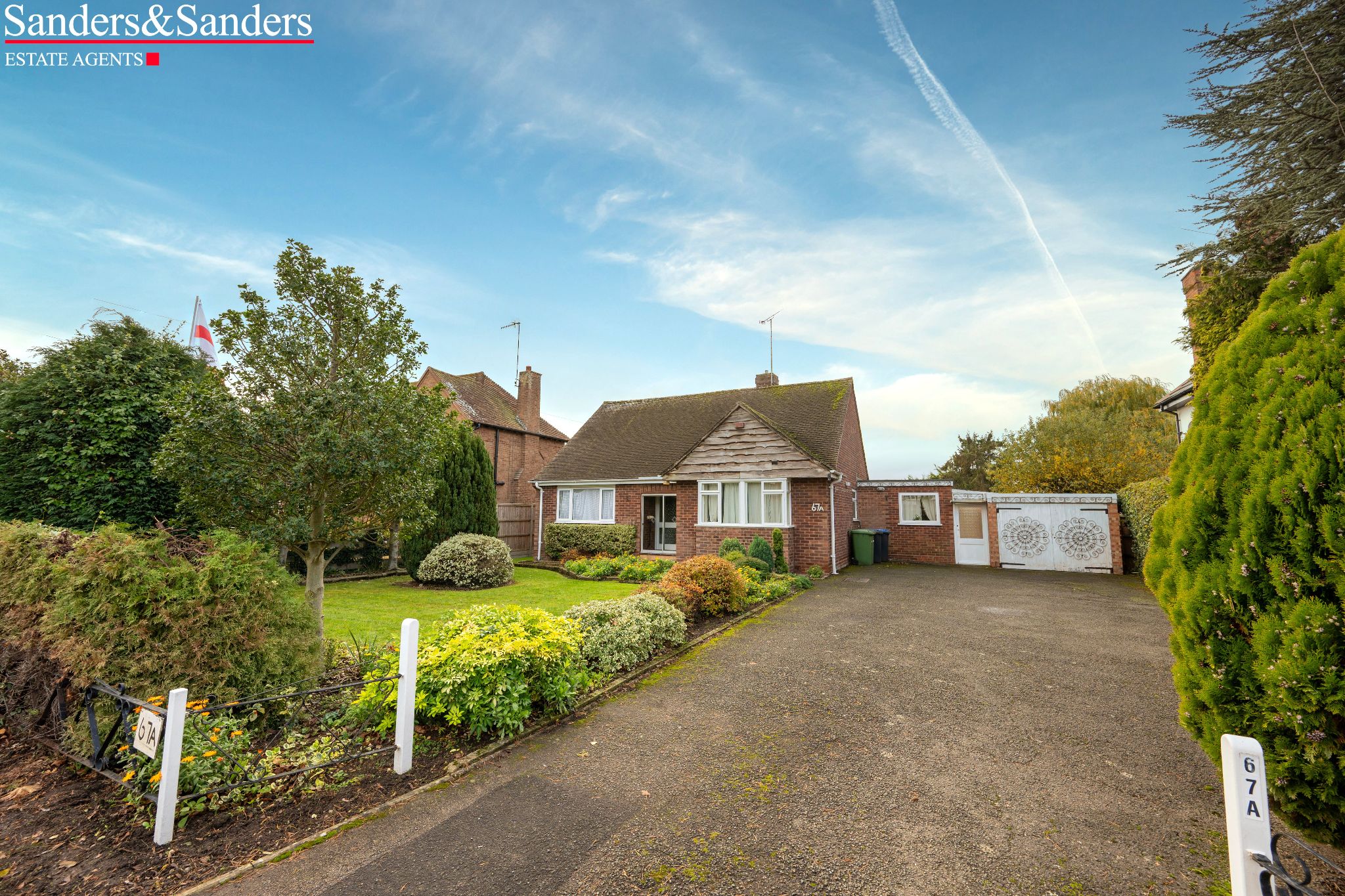 4 bedroom detached bungalow For Sale in Bidford-on-avon, Alcester - Photograph 1