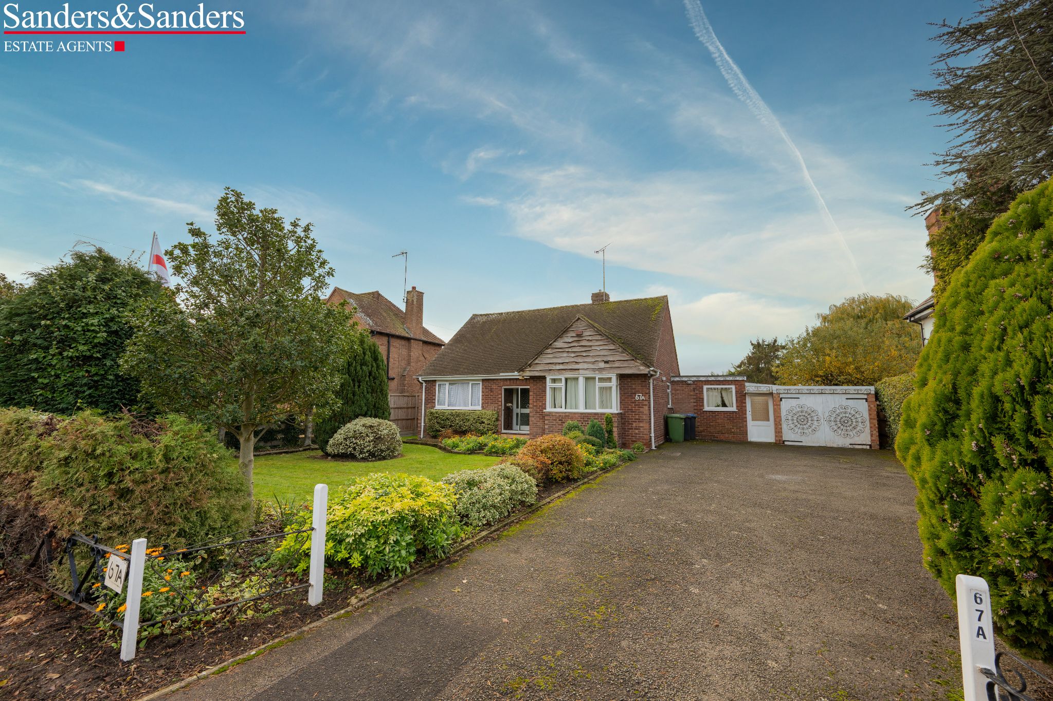 4 bedroom detached bungalow For Sale in Bidford-on-avon, Alcester - Photograph 1