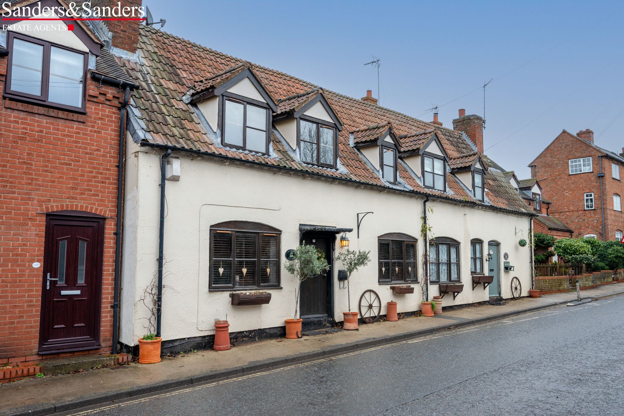 2 bedroom cottage house For Sale in Feckenham, Redditch - Photograph 1