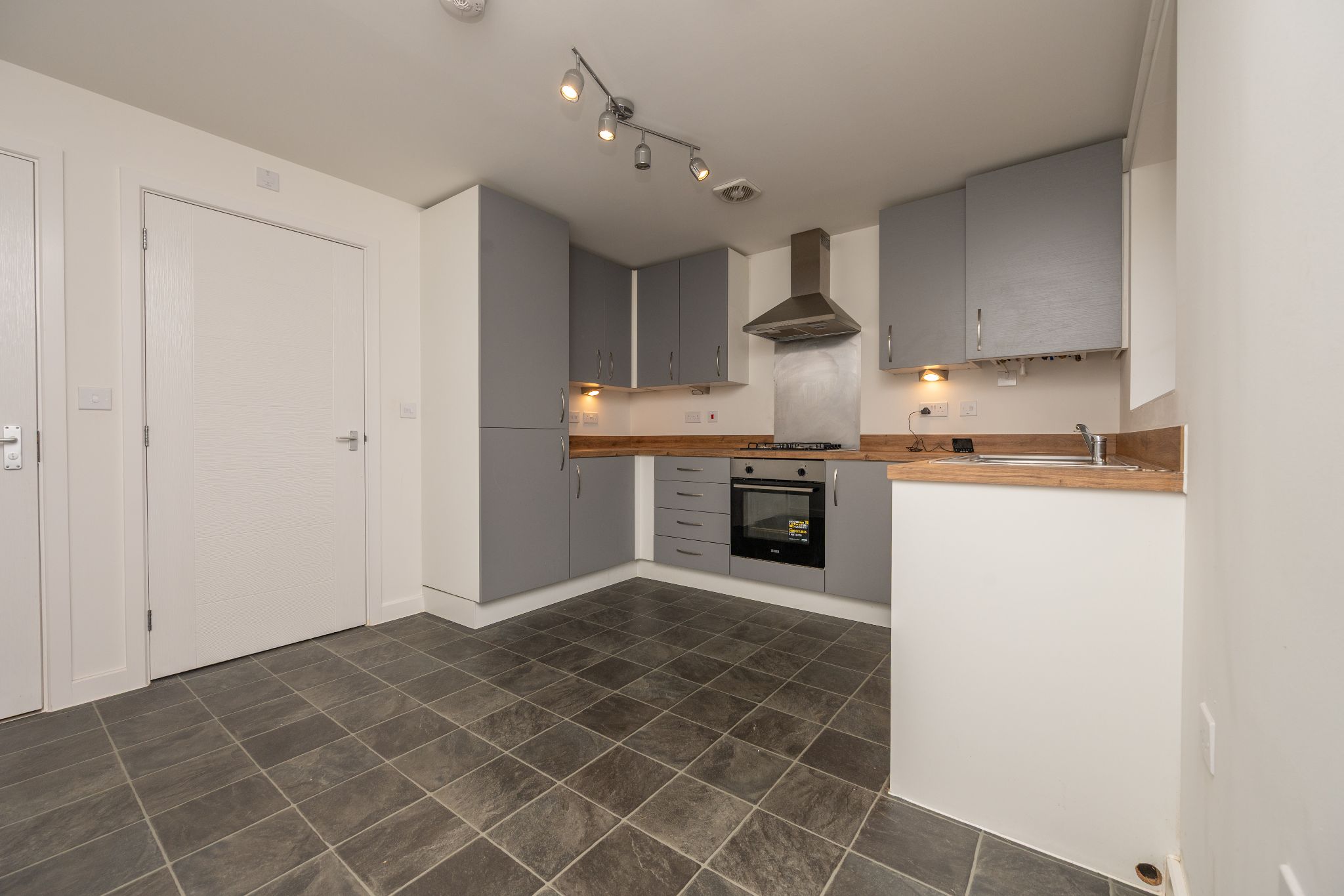 2 bedroom semi-detached house For Sale in Alcester Park, Alcester - Property photograph