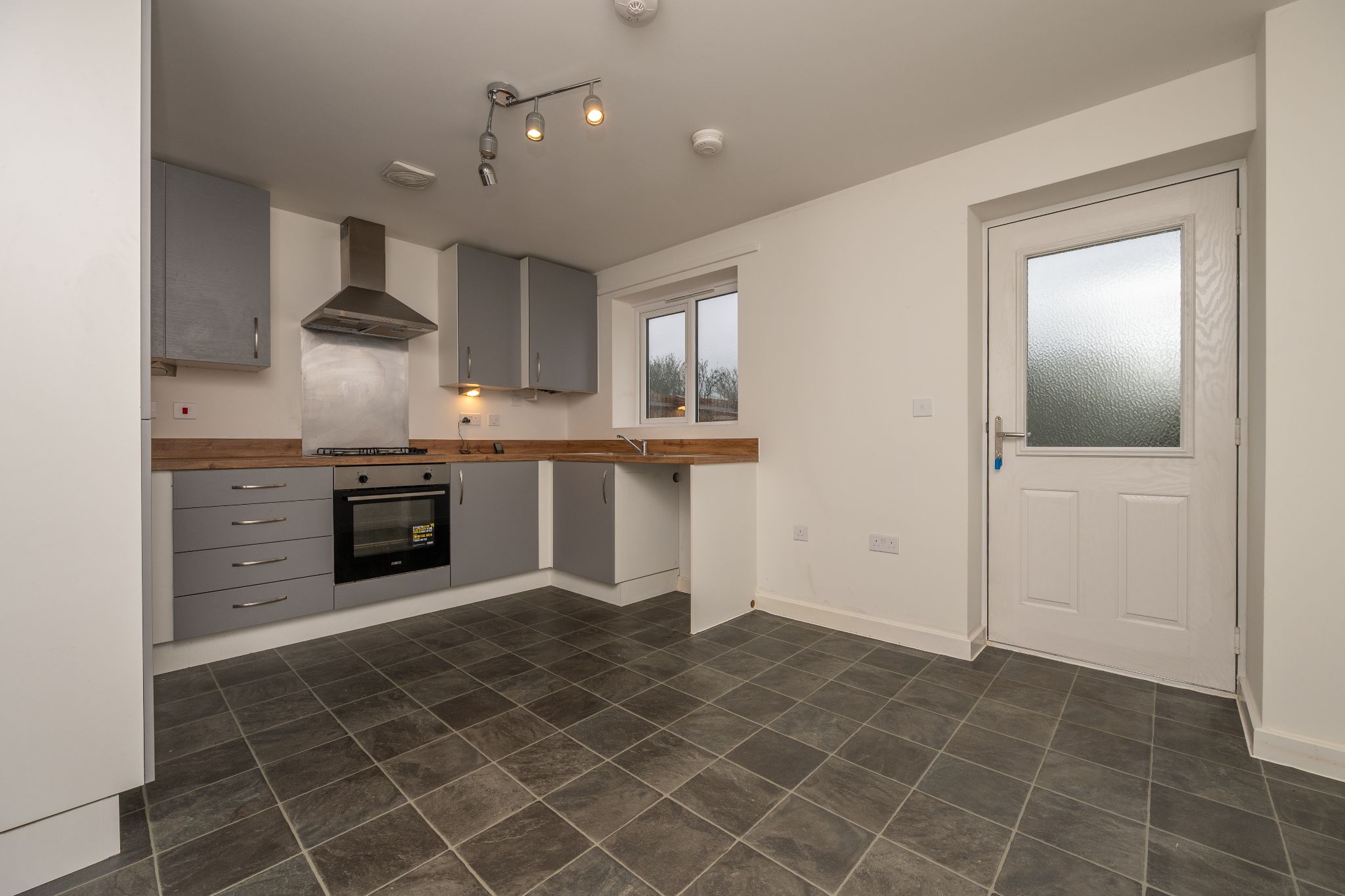 2 bedroom semi-detached house For Sale in Alcester Park, Alcester - Property photograph