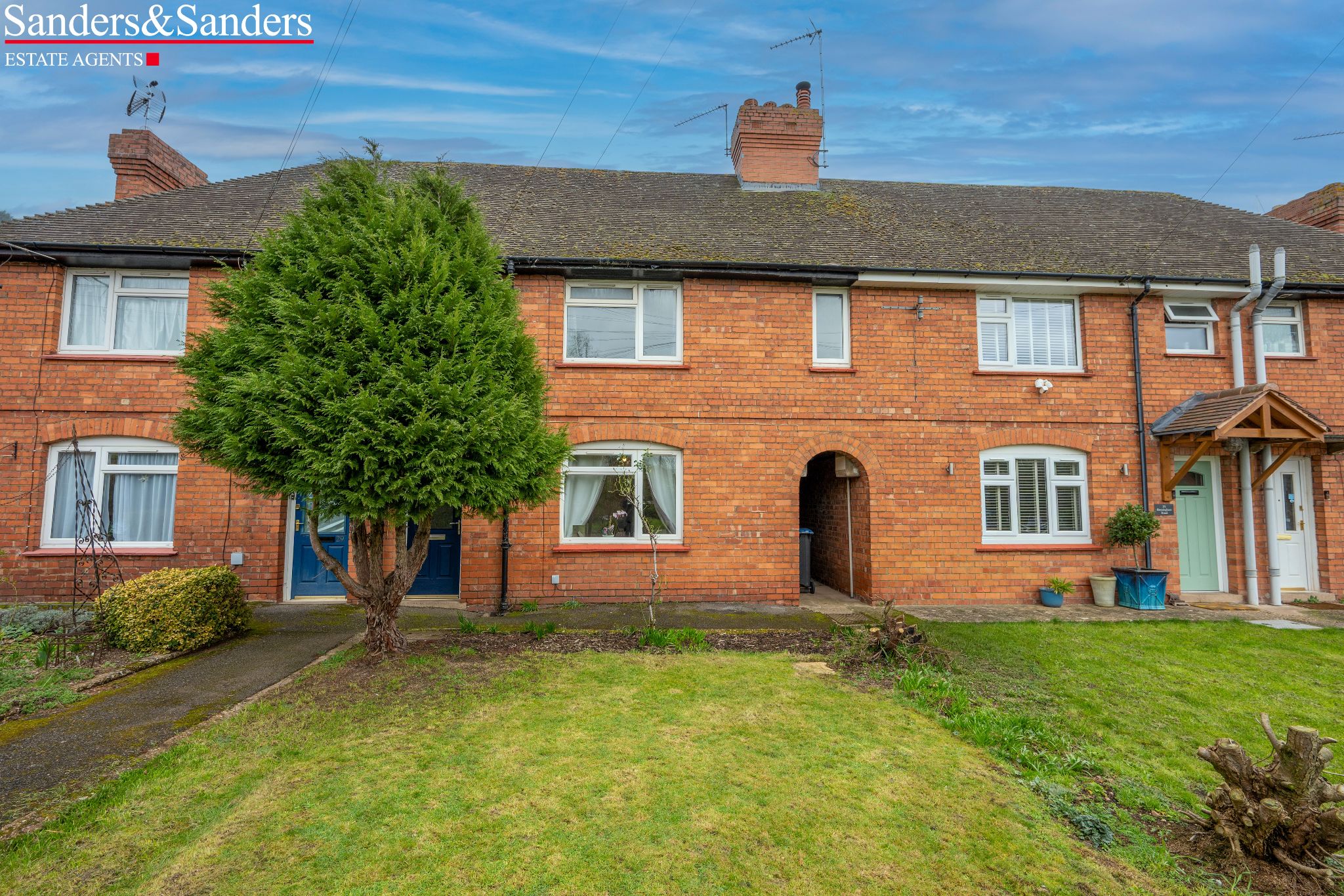 3 bedroom mid terraced house For Sale Alcester - Photograph 1