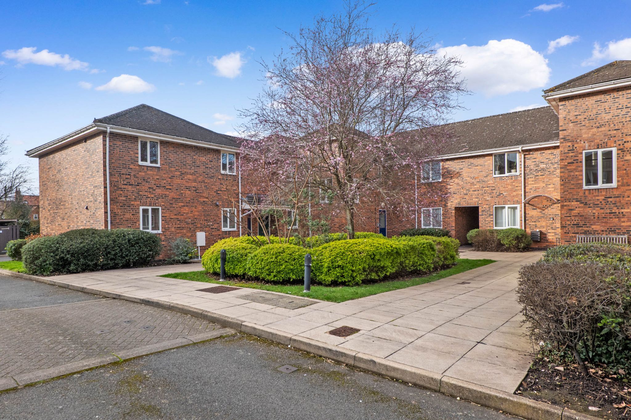 1 bedroom ground floor maisonette flat/apartment For Sale Alcester - Photograph 1