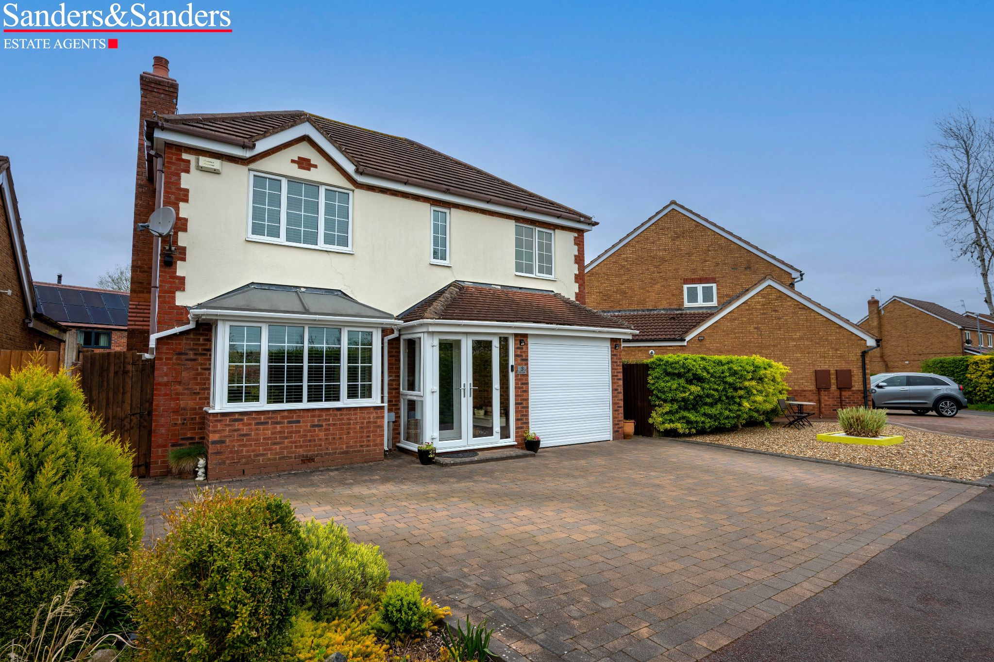 3 bedroom detached house For Sale Studley - Photograph 1