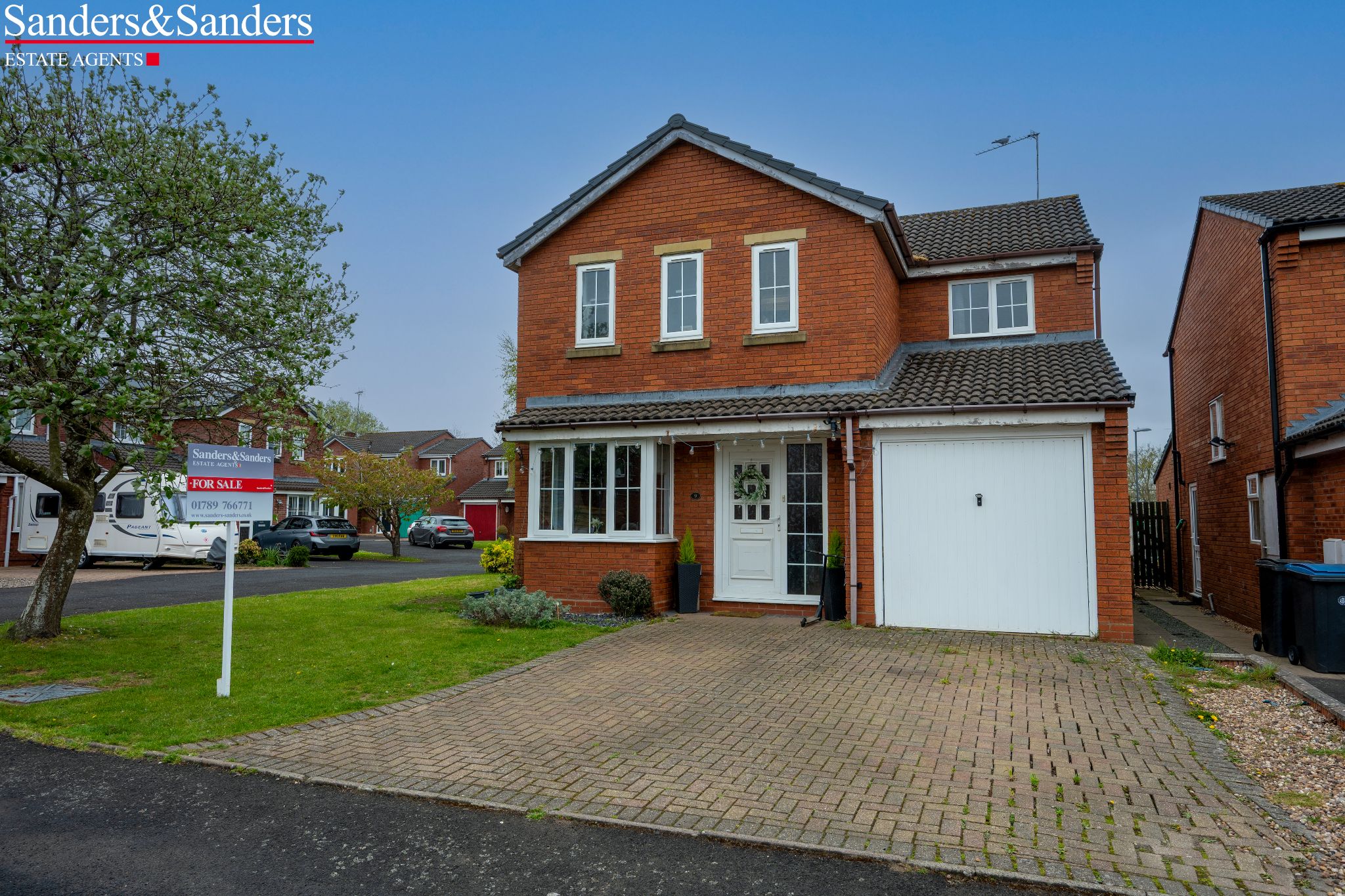 4 bedroom detached house For Sale Alcester - Photograph 1