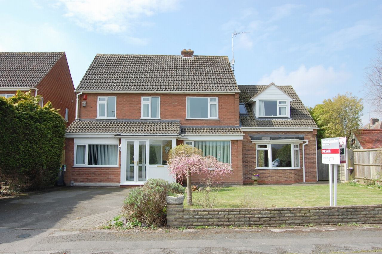 5 bedroom detached house Sold in Oversley Green, Alcester - Photograph 1