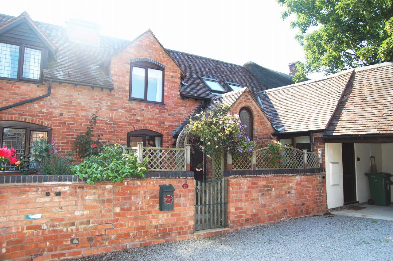 3 bedroom barn conversion house Let in Harvington, Evesham - Photograph 1