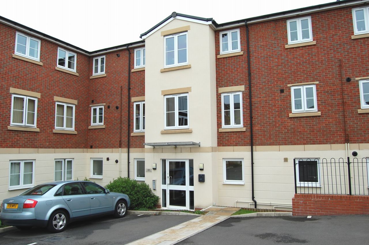 3 bedroom apartment flat/apartment Reserved Redditch - Photograph 1