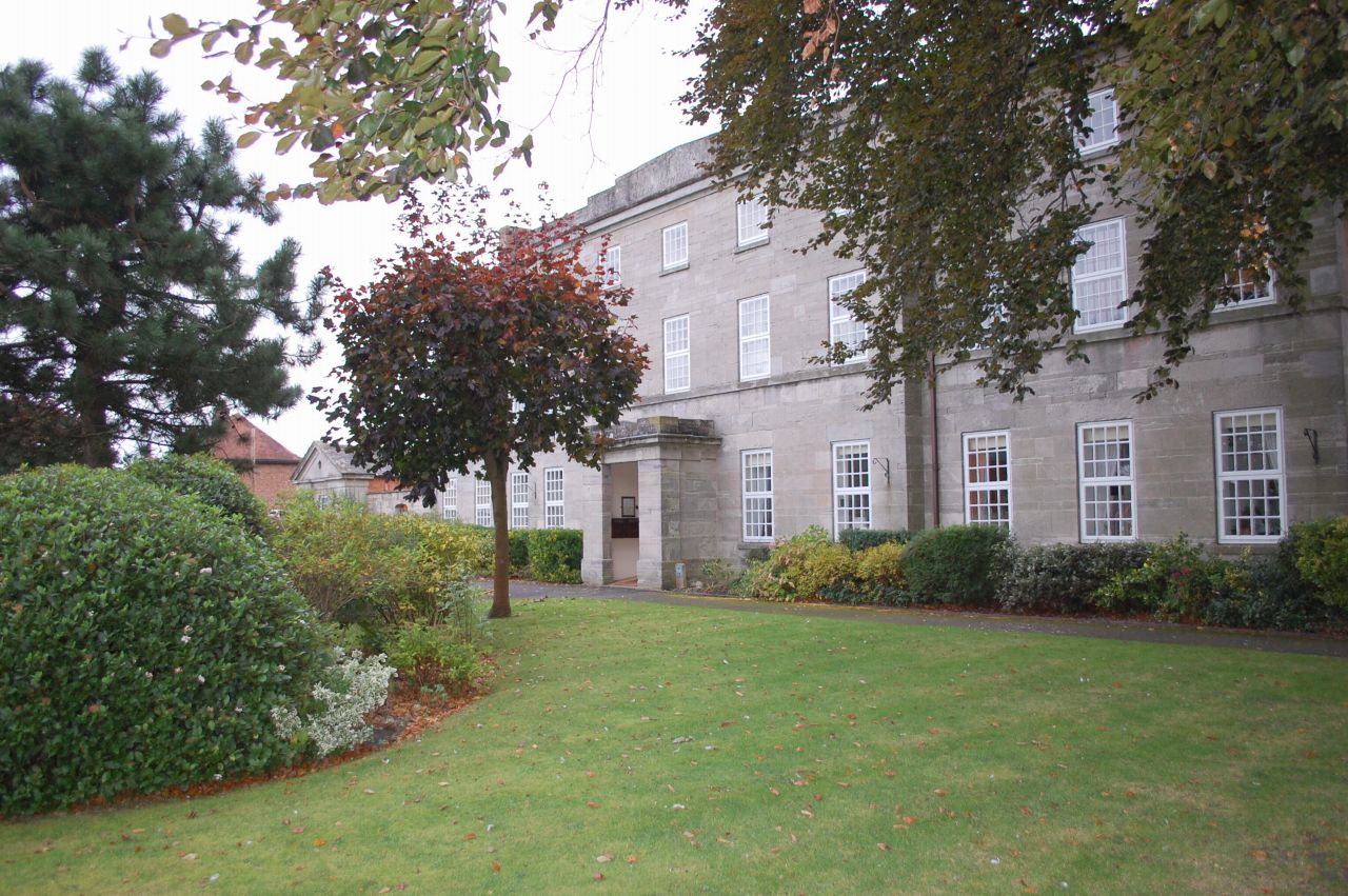 2 bedroom flat flat/apartment For Sale Alcester - Photograph 1