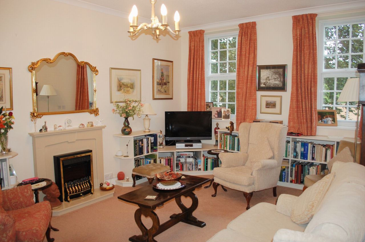 2 bedroom flat flat/apartment For Sale Alcester - Photograph 2