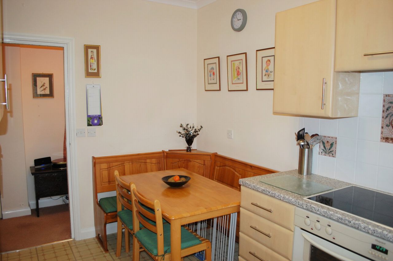 2 bedroom flat flat/apartment For Sale Alcester - Photograph 5