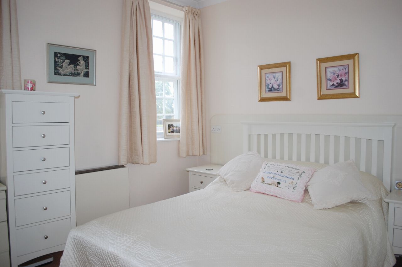 2 bedroom flat flat/apartment For Sale Alcester - Photograph 6