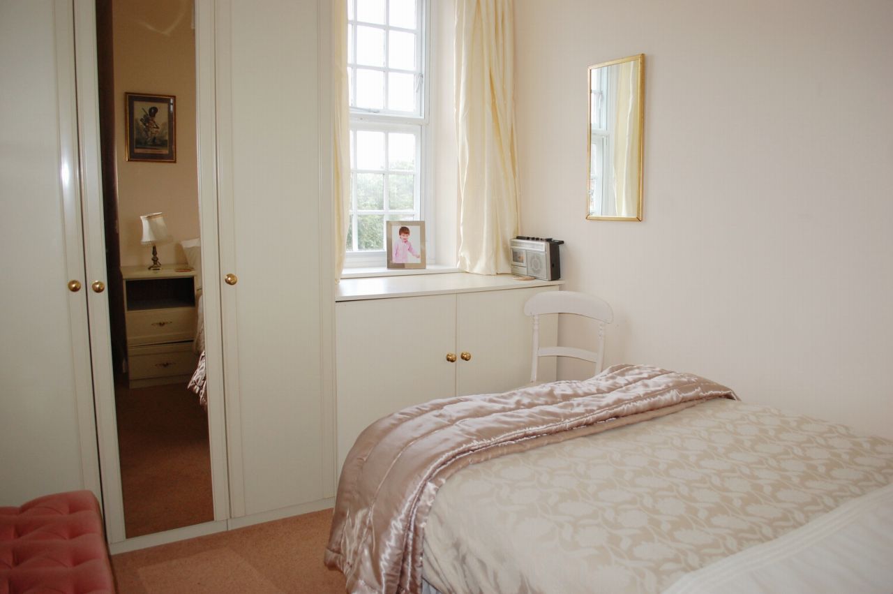 2 bedroom flat flat/apartment For Sale Alcester - Photograph 8