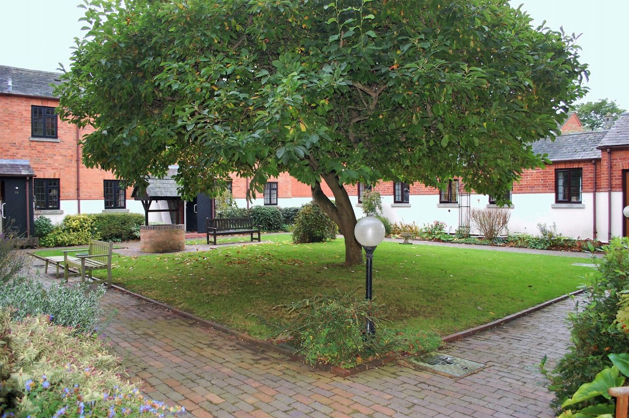 2 bedroom flat flat/apartment For Sale Alcester - Photograph 11