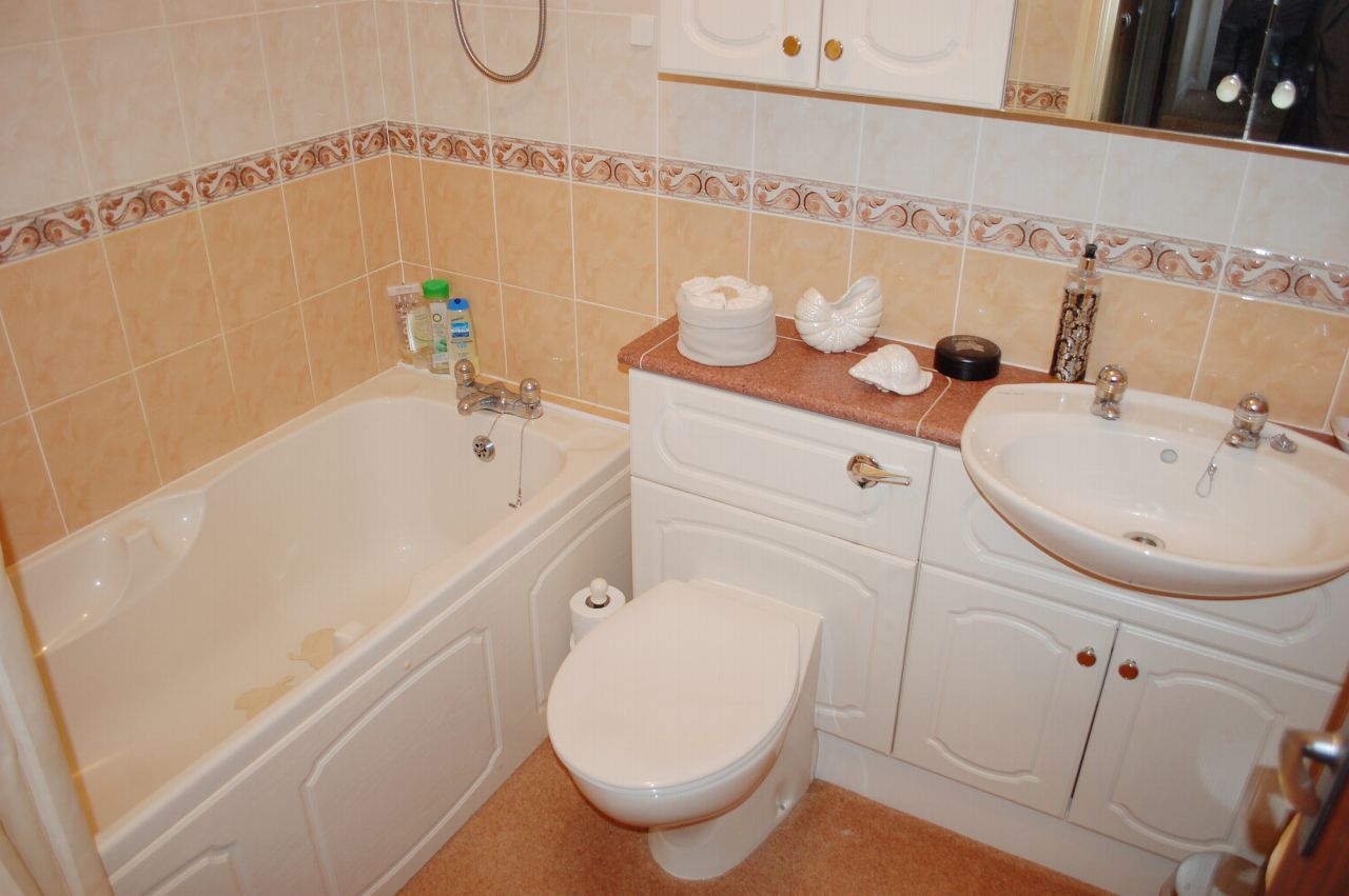 2 bedroom flat flat/apartment For Sale Alcester - Photograph 15