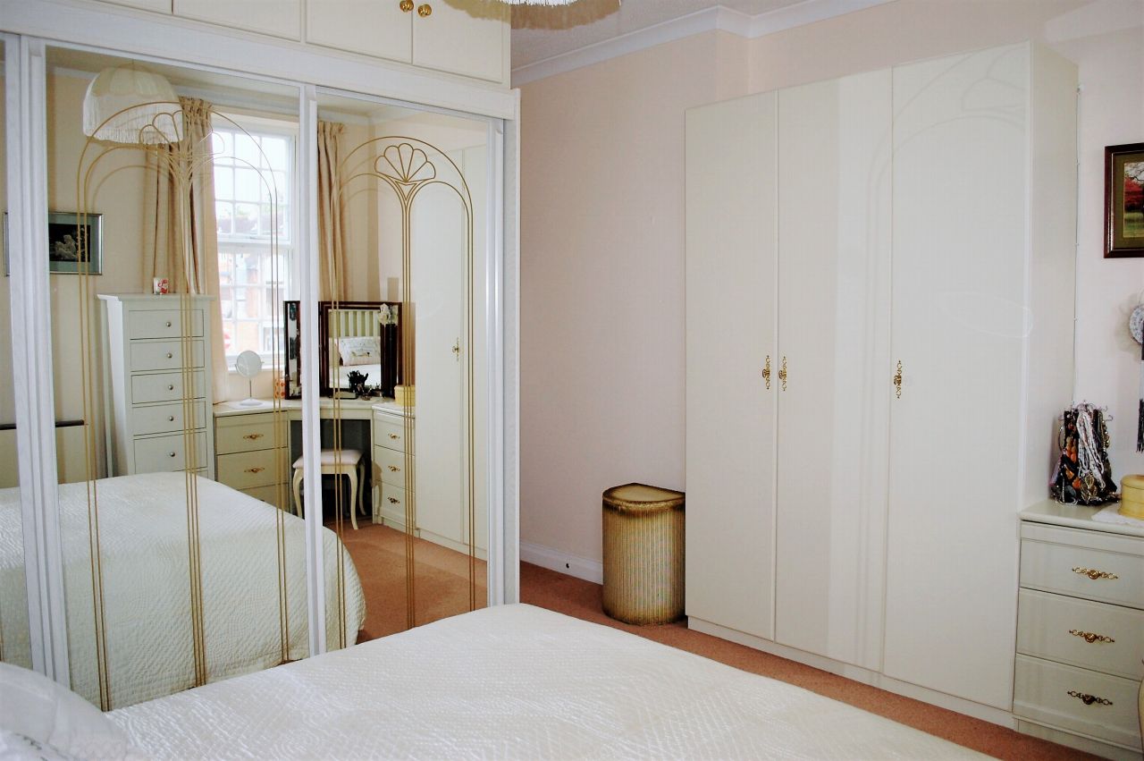 2 bedroom flat flat/apartment For Sale Alcester - Photograph 16
