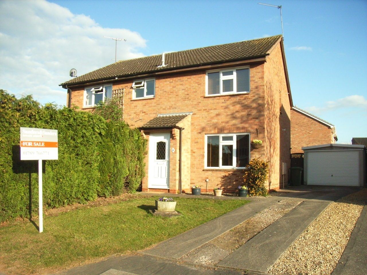 2 bedroom semi-detached house For Sale Alcester - Photograph 1