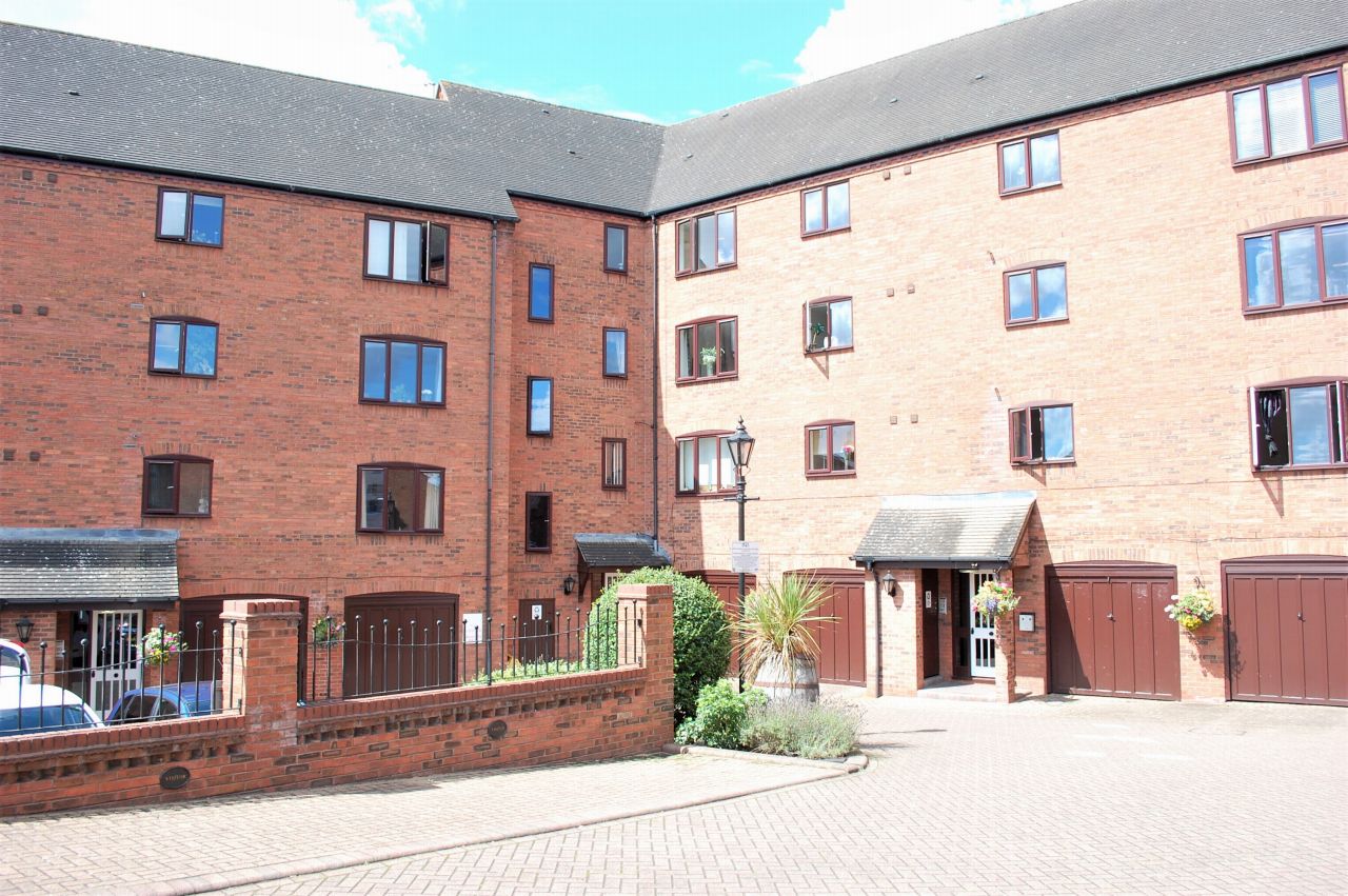 2 bedroom flat flat/apartment For Sale Stratford Upon Avon - Photograph 1