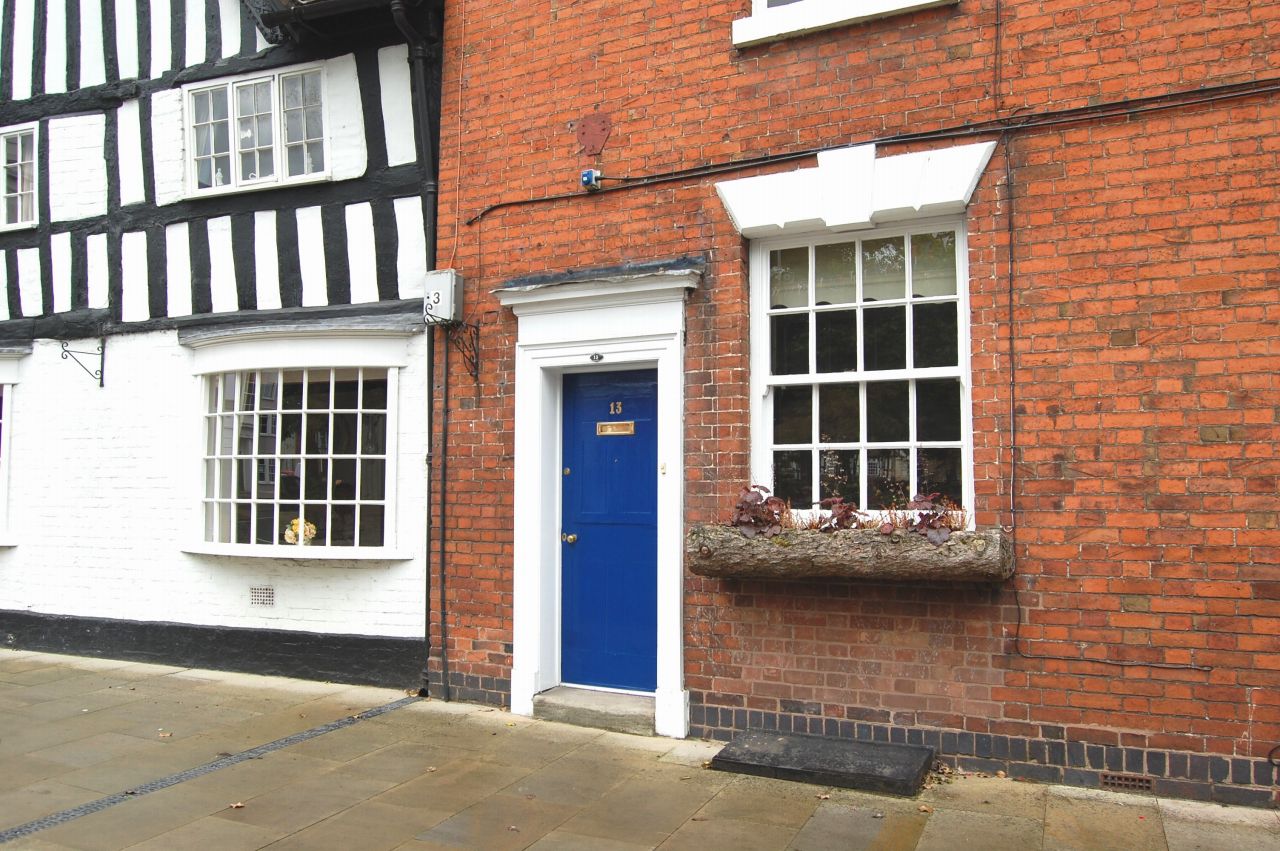 3 bedroom mid terraced house To Let Alcester - Photograph 1