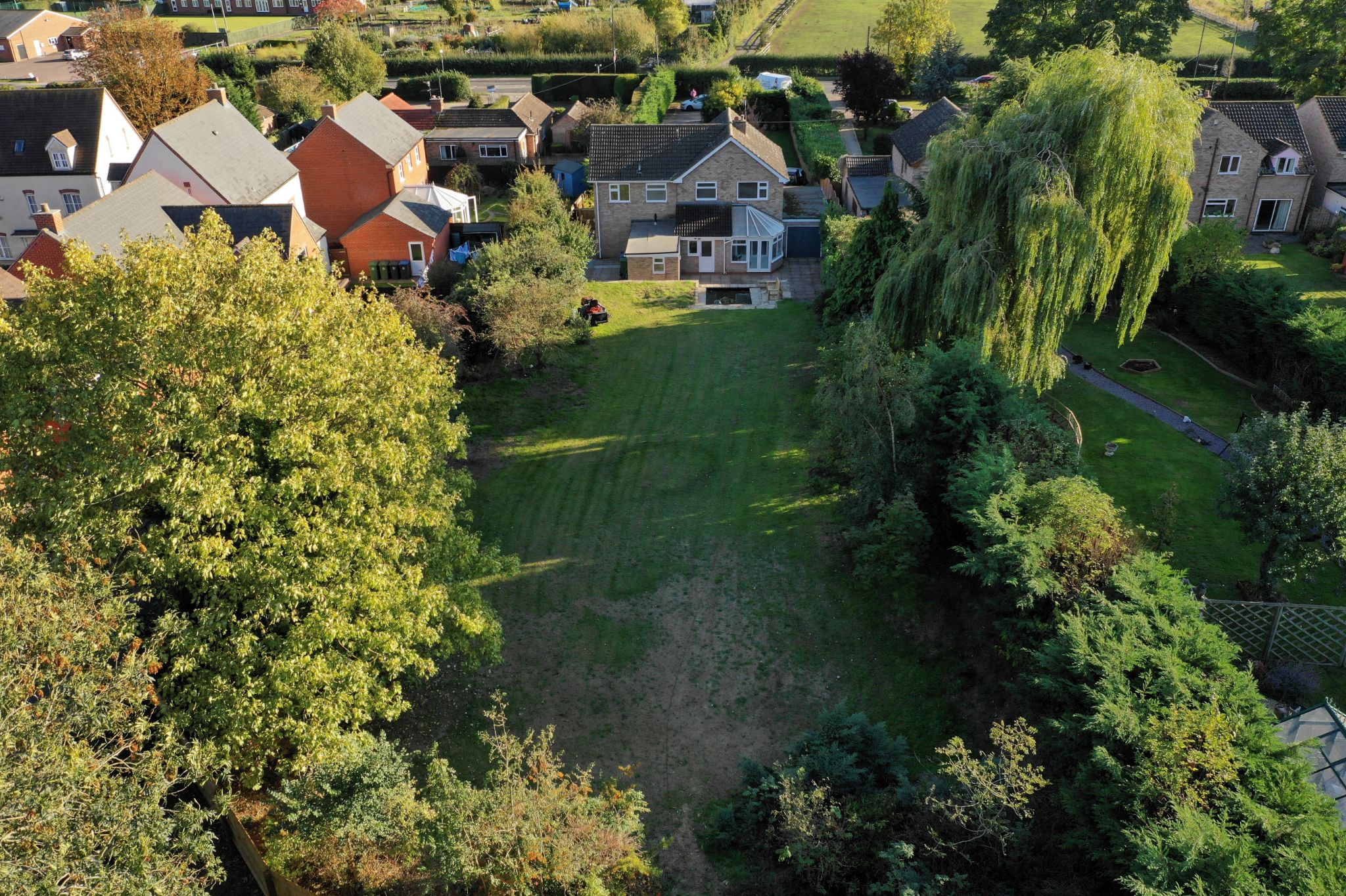 4 bedroom detached house SSTC in Bidford-on-avon, Alcester - Photograph 2