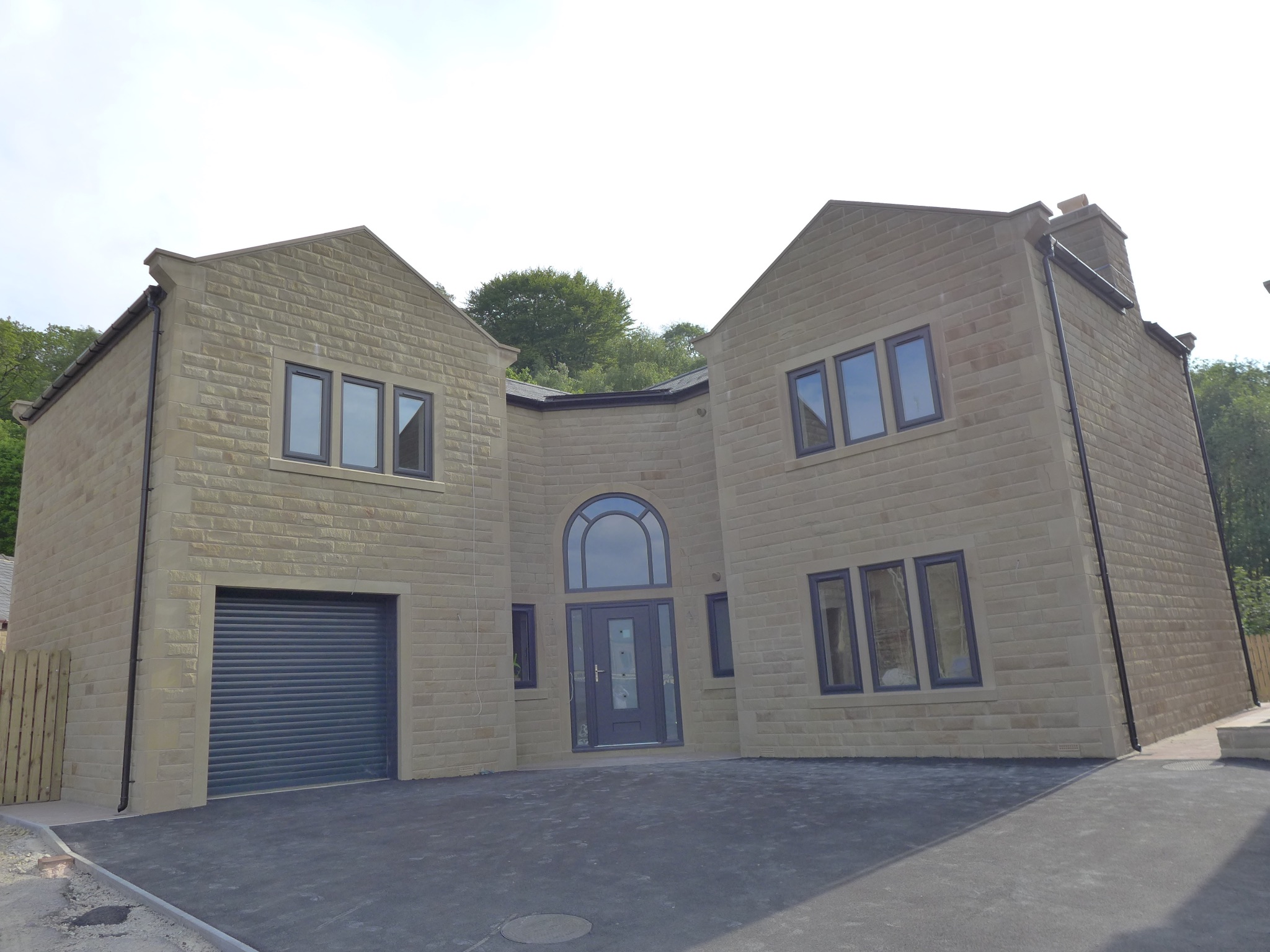 5 bedroom detached house For Sale in Todmorden - Photograph 1.