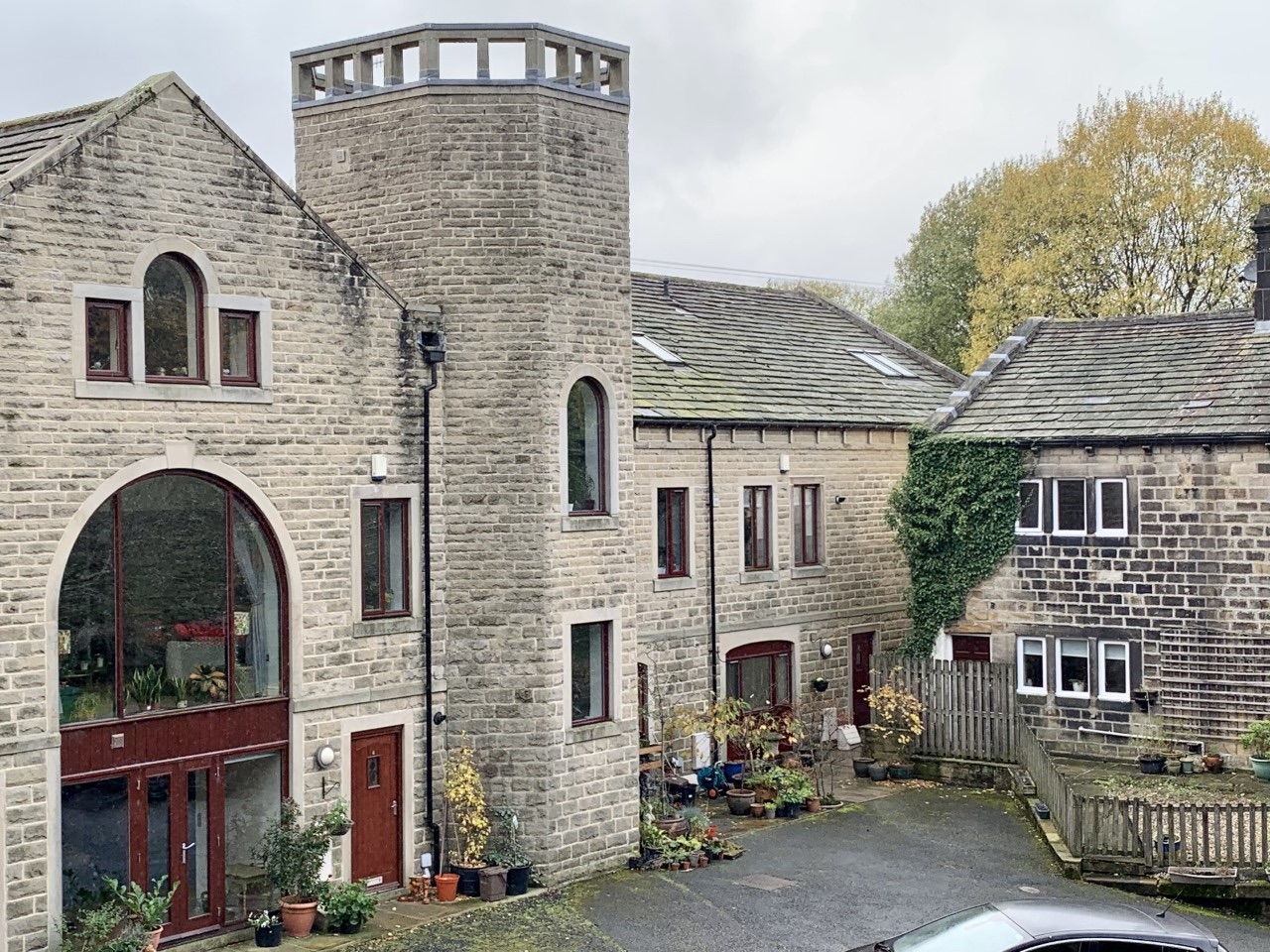 3 bedroom mews house For Sale in Todmorden - Photograph 1.