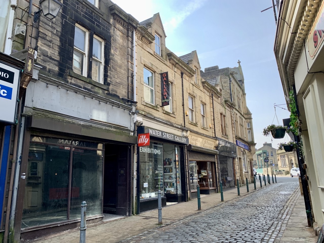 Retail To Let in Calderdale - Photograph 2.