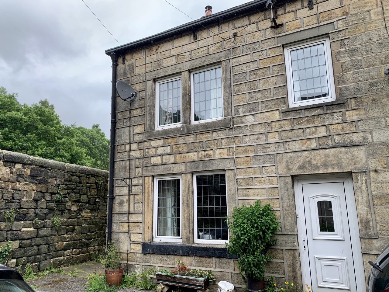 2 bedroom cottage house For Sale in Todmorden - Photograph 1.