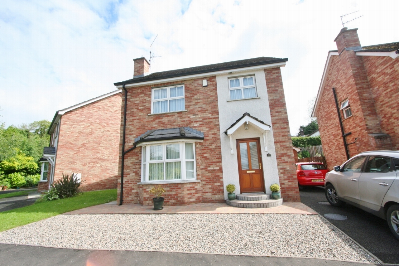 3 bedroom detached house Sold in Antrim - Photograph 1