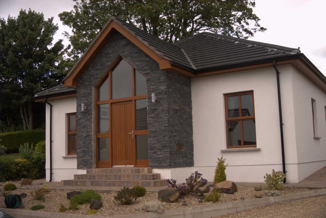 3 bedroom detached house Sold in Antrim - Photograph 1