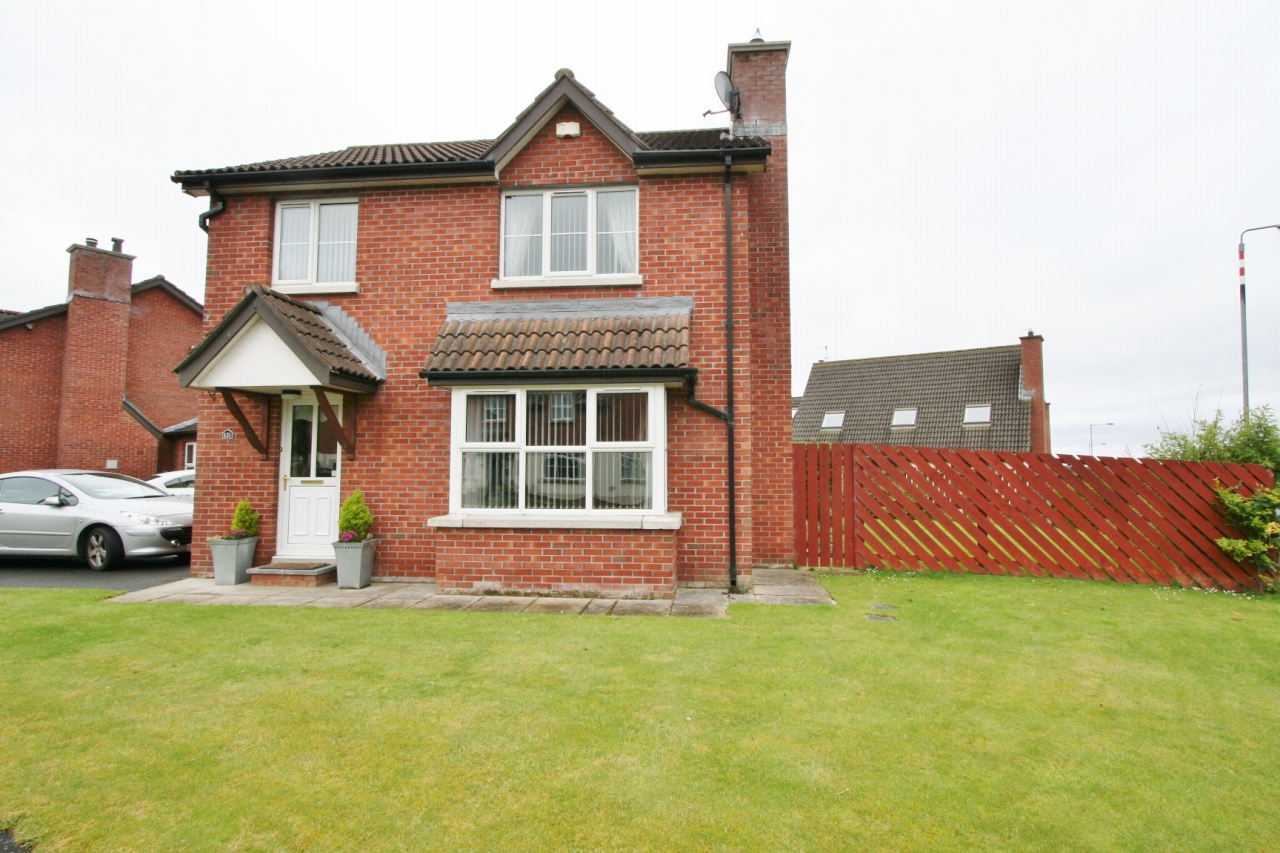 3 bedroom detached house Sold in Antrim - Photograph 1
