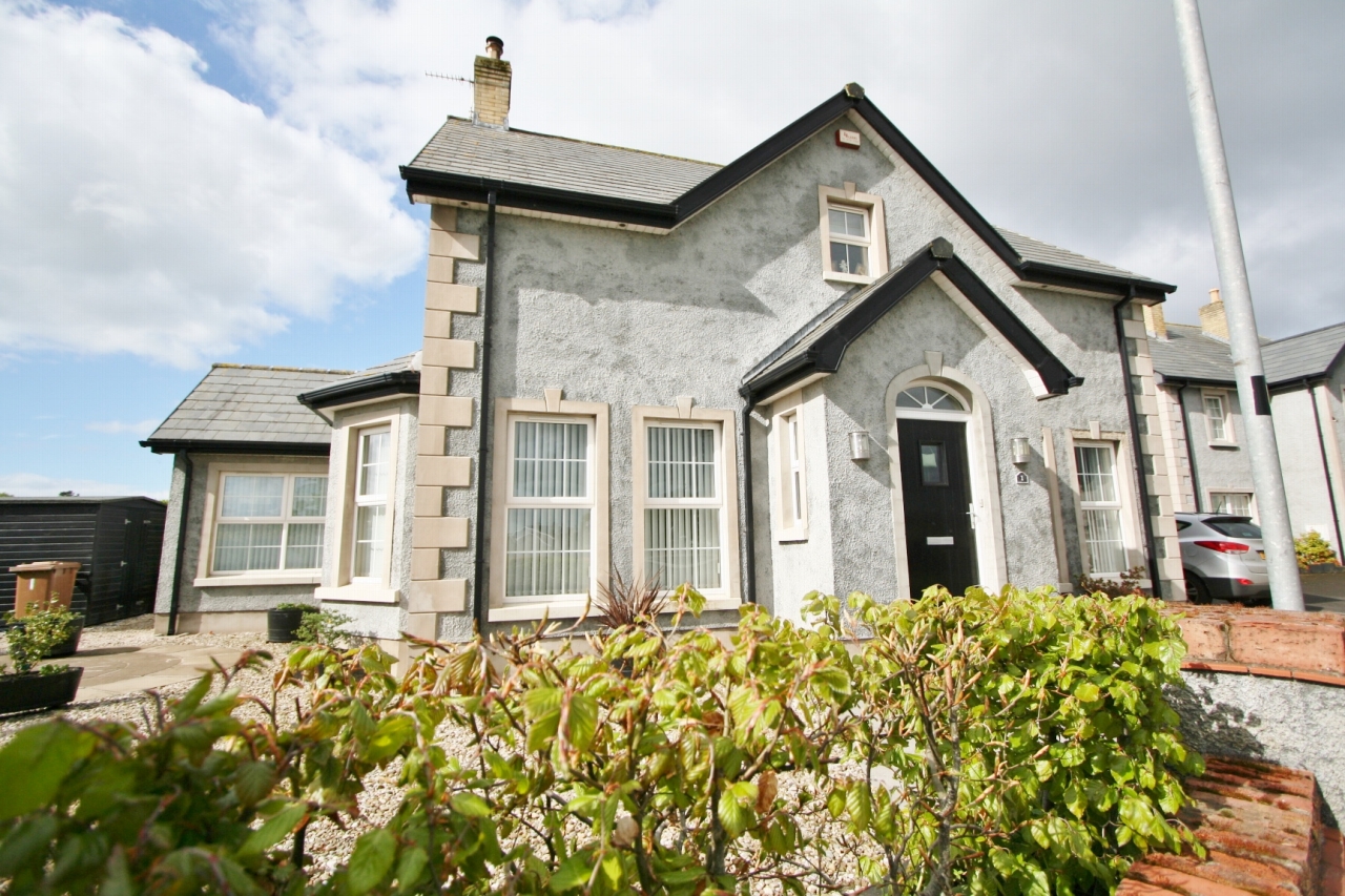 5 bedroom detached house Sold in Antrim - Photograph 1
