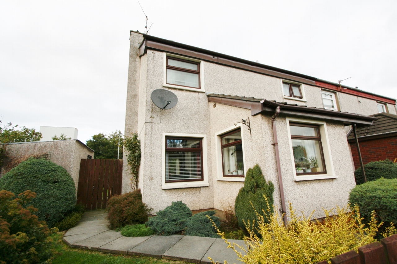3 bedroom end terraced house Let in Antrim - Photograph 1