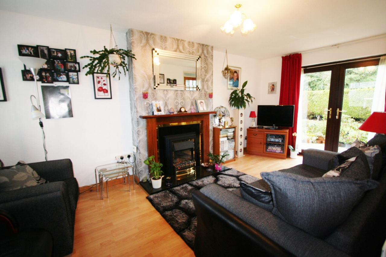 3 bedroom end terraced house Let in Antrim - Photograph 2