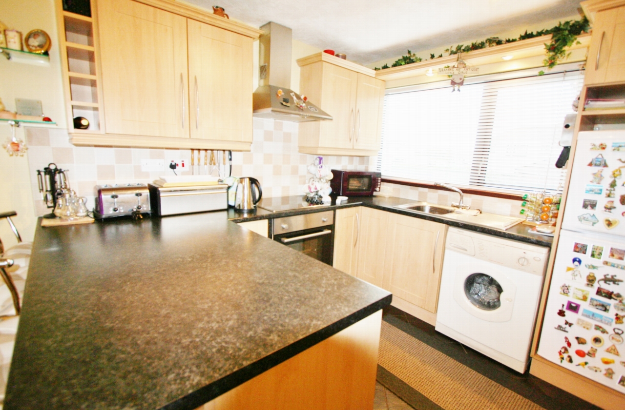 3 bedroom end terraced house Let in Antrim - Photograph 3