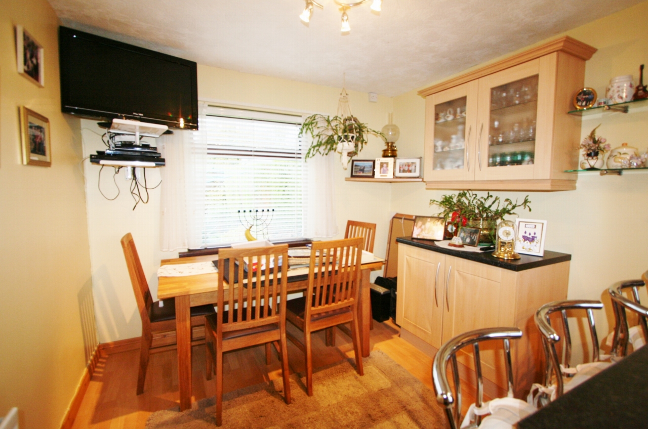 3 bedroom end terraced house Let in Antrim - Photograph 4