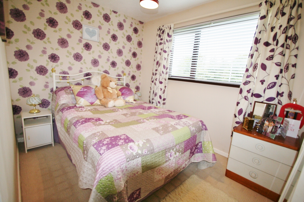 3 bedroom end terraced house Let in Antrim - Photograph 5