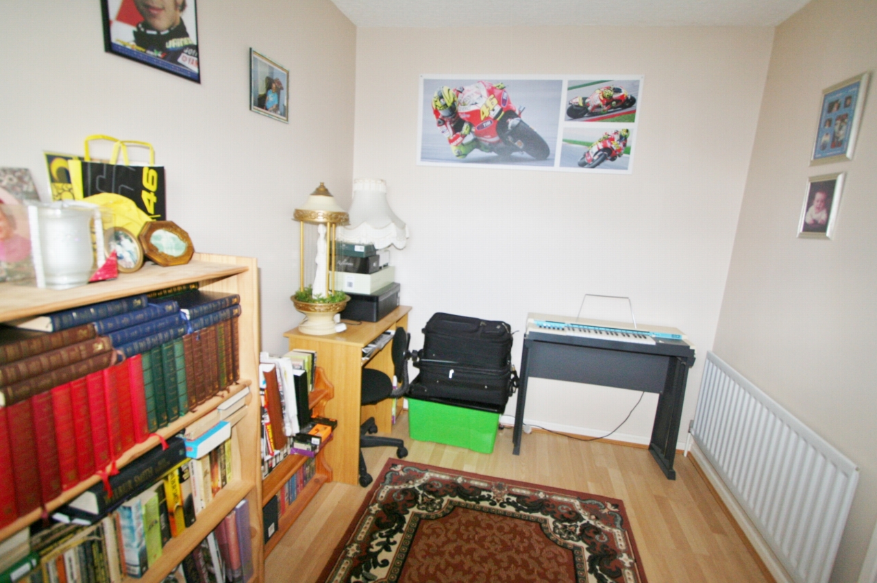3 bedroom end terraced house Let in Antrim - Photograph 7