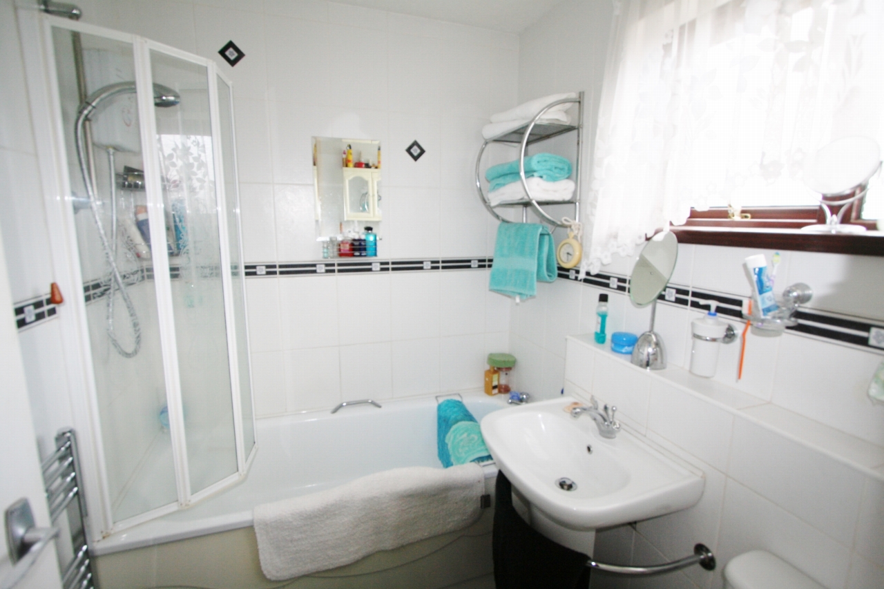 3 bedroom end terraced house Let in Antrim - Photograph 8